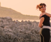 Lezioni di yoga sulla terrazza della biblioteca comunale di Isola delle Femmine