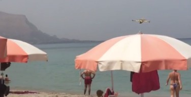 Canadair in azione sulla spiaggia di Isola delle Femmine (VIDEO)